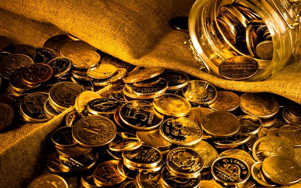 Золотые рублевые монеты убегают из банки.